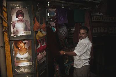 为什么印度的胸罩销售员基本都是男的?